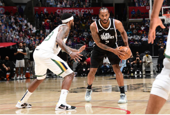  保罗达成生涯12000助攻，太阳主场致敬传奇  