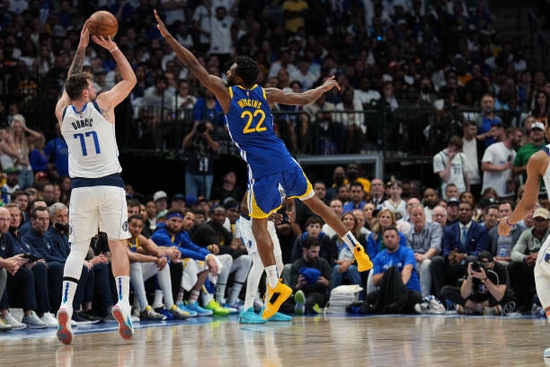  东契奇超远三分绝杀独行侠险胜勇士取四连胜