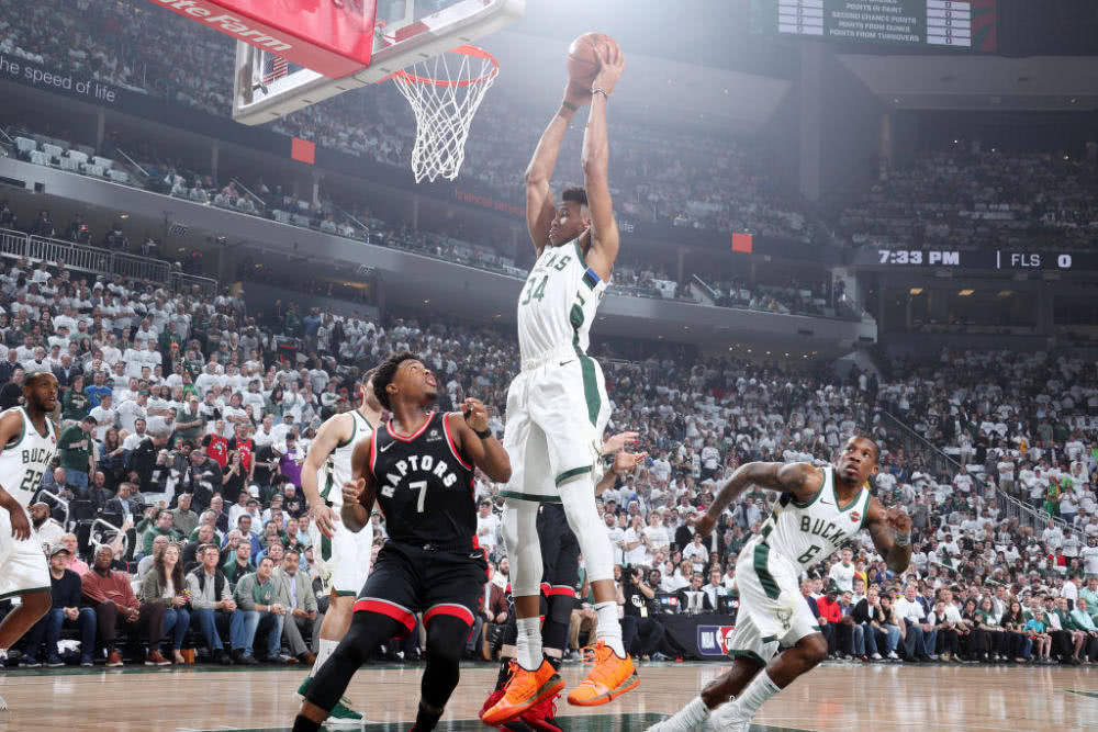  字母哥暴扣准绝杀雄鹿加时险胜篮网