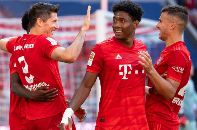  拜仁慕尼黑主场大胜，领跑德甲积分榜首